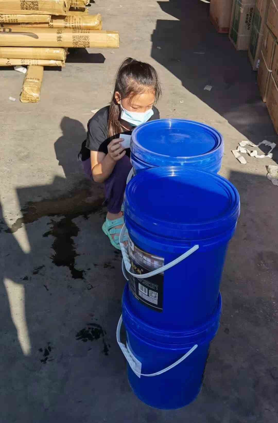 混凝土固化劑貼標發貨-小孩暑假幫忙